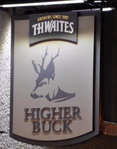 una señal para un equipo de hockey más alto. en Higher Buck Inn en Waddington