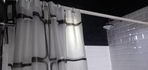 cortina de ducha en blanco y negro en el baño en La Obra Vintage, en Ciudad Evita 96 fotos más