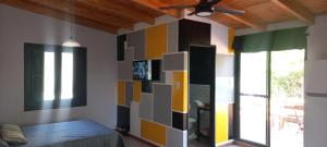 1 dormitorio con una pared colorida y 1 cama en La Obra Vintage, en Ciudad Evita