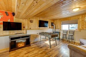 Telewizja i/lub zestaw kina domowego w obiekcie 4 Mi to Fossil Beds Private Log Cabin on 3 Acres