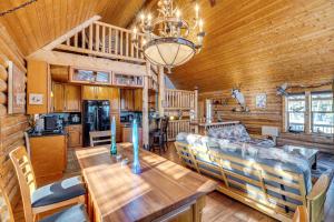 jadalnia i kuchnia w drewnianym domku w obiekcie 4 Mi to Fossil Beds Private Log Cabin on 3 Acres w mieście Florissant