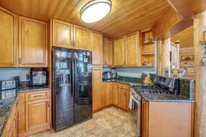 Kuchnia lub aneks kuchenny w obiekcie 4 Mi to Fossil Beds Private Log Cabin on 3 Acres
