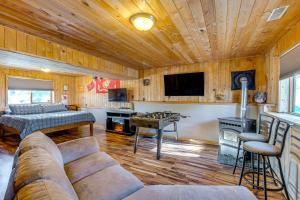 Telewizja i/lub zestaw kina domowego w obiekcie 4 Mi to Fossil Beds Private Log Cabin on 3 Acres