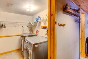 Kuchnia lub aneks kuchenny w obiekcie 4 Mi to Fossil Beds Private Log Cabin on 3 Acres