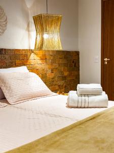 伦索伊斯Vila Tanrral的一间卧室,床上有一张带毛巾的床