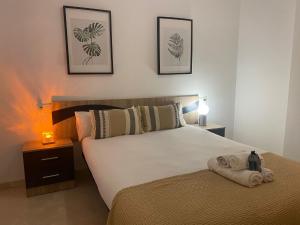 マラガにあるApartamento en el centro históricoのベッドルーム(大きな白いベッド1台、ナイトスタンド付)