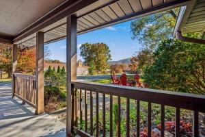 een veranda met uitzicht op een tuin bij Peaceful Mtn View- Hot Tub- Fire Pit- Pets- Pond in Sevierville +46 foto's