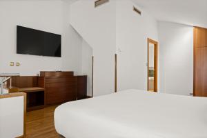 Postel nebo postele na pokoji v ubytování Hotel Zentral Gijón Rey Pelayo