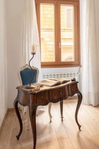 a desk with a lamp and a chair in a room at NINA'S HOUSE - Monti Residences in Rome +4 photos