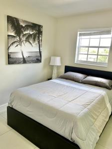 une chambre avec un grand lit avec une fenêtre dans l'établissement Perfect location, close to everything!, à West Palm Beach 33 autres photos