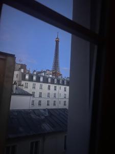 Зображення з фотогалереї помешкання Eiffel Tower View Haussmanian Charm 2min walk from the Eiffel Tower gardens у Парижі