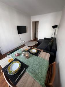 Зображення з фотогалереї помешкання Eiffel Tower View Haussmanian Charm 2min walk from the Eiffel Tower gardens у Парижі
