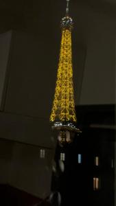 Зображення з фотогалереї помешкання Eiffel Tower View Haussmanian Charm 2min walk from the Eiffel Tower gardens у Парижі