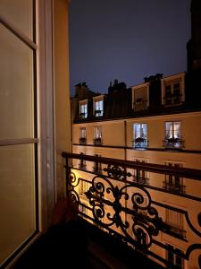 Зображення з фотогалереї помешкання Eiffel Tower View Haussmanian Charm 2min walk from the Eiffel Tower gardens у Парижі