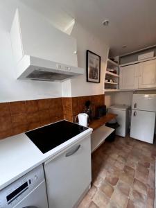Зображення з фотогалереї помешкання Eiffel Tower View Haussmanian Charm 2min walk from the Eiffel Tower gardens у Парижі