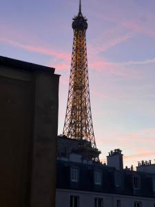 Зображення з фотогалереї помешкання Eiffel Tower View Haussmanian Charm 2min walk from the Eiffel Tower gardens у Парижі