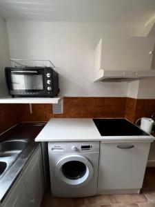 Зображення з фотогалереї помешкання Eiffel Tower View Haussmanian Charm 2min walk from the Eiffel Tower gardens у Парижі
