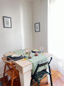 Зображення з фотогалереї помешкання Eiffel Tower View Haussmanian Charm 2min walk from the Eiffel Tower gardens у Парижі