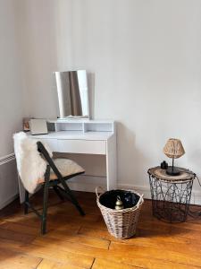 Зображення з фотогалереї помешкання Eiffel Tower View Haussmanian Charm 2min walk from the Eiffel Tower gardens у Парижі
