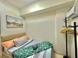 ein kleines Zimmer mit einem Bett in einem Zimmer in der Unterkunft DandD's Place Studio Unit 1 with Free Netflix in Davao City + 28 Fotos