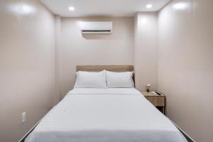 Postel nebo postele na pokoji v ubytování Hoàng Quỳnh Hotel