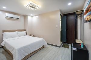Postel nebo postele na pokoji v ubytování Hoàng Quỳnh Hotel