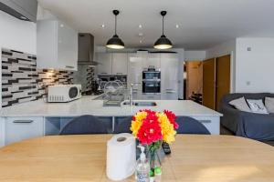 Φωτογραφία από το άλμπουμ του Sunset View-Luxury 2-Bed House Near Birmingham σε Wednesbury