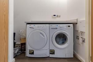 Φωτογραφία από το άλμπουμ του Sunset View-Luxury 2-Bed House Near Birmingham σε Wednesbury