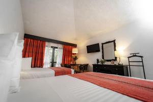 Postel nebo postele na pokoji v ubytování Best Western Plus Posada de Don Vasco