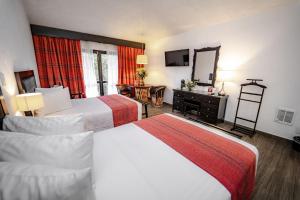 Postel nebo postele na pokoji v ubytování Best Western Plus Posada de Don Vasco