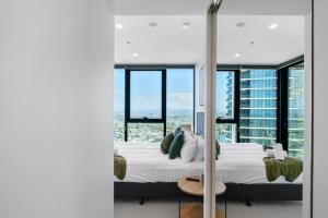 ゴールドコーストにあるThe Horizon - Brand NEW Casino 43F Luxury 2BR unit in Broadbeach with Pool Gym Netflixのベッドルーム(大型ベッド1台、ガラス窓付) +16枚の写真