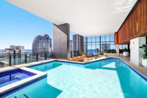 ゴールドコーストにあるThe Horizon - Brand NEW Casino 43F Luxury 2BR unit in Broadbeach with Pool Gym Netflixの市街の景色を望む屋内スイミングプール