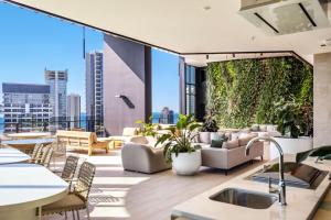ゴールドコーストにあるThe Horizon - Brand NEW Casino 43F Luxury 2BR unit in Broadbeach with Pool Gym Netflixの市街の景色を望むアパートメントパティオ