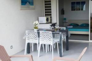 a dining room with a table and chairs at Studio confortable à Saint-François - 35 m² avec piscine in Saint-François