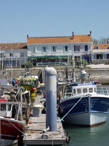 un groupe de bateaux amarrés dans un port dans l'établissement Hôtel L'Ecailler, à La Cotinière