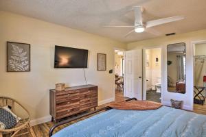 ein Schlafzimmer mit einem Bett und einem Flachbildfernseher in der Unterkunft Cozy and Cute! in Palm Coast