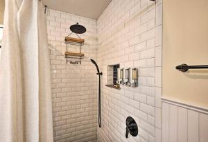 eine weiß geflieste Dusche mit Duschvorhang im Bad in der Unterkunft Cozy and Cute! in Palm Coast
