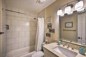 ein Badezimmer mit Badewanne, Toilette und Waschbecken in der Unterkunft Cozy and Cute! in Palm Coast + 19 Fotos