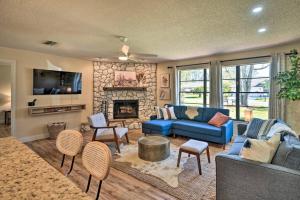 ein Wohnzimmer mit einer blauen Couch und einem Kamin in der Unterkunft Cozy and Cute! in Palm Coast