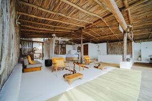 Un lugar para sentarse en Dune Boutique Hotel located at the party zone
