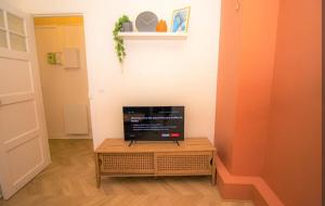 a living room with a television on a table at Appartement tout équipé Paris-Colombes- La défense in Colombes