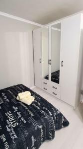 Кровать или кровати в номере NicePlace on Tulebaev street