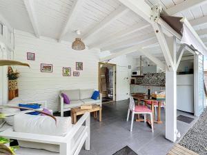 ein Wohnzimmer mit Sofa und Tisch in der Unterkunft Ti kaz a Max in Saint-François