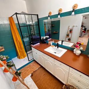 Et badeværelse på Maison de vacances spa + 8 billeder