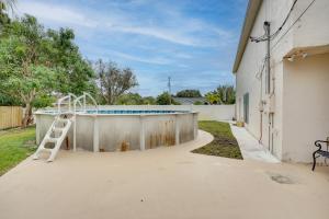 una piscina con una escalera al lado de un edificio en Relax by Pool Port St Lucie Home Near Local Park!, en White City