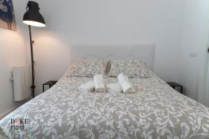 Una cama con dos almohadas encima en un dormitorio. en Casa de Huespedes Carabanchel2, en Madrid