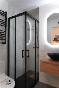 una ducha con puerta de cristal en un baño en Casa de Huespedes Carabanchel2, en Madrid