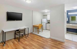Kuchyň nebo kuchyňský kout v ubytování Extended Stay America Select Suites - Odessa