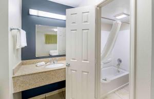 Koupelna v ubytování Extended Stay America Select Suites - Odessa