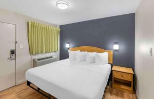 Postel nebo postele na pokoji v ubytování Extended Stay America Select Suites - Odessa